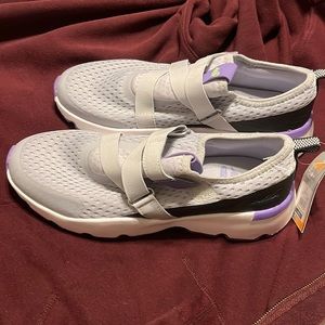 Avis size 10 sneakers with Velcro closure  memory foam